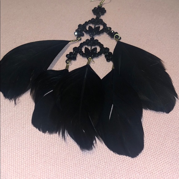 Black drop down feather hanging earrings - Picture 3 of 4